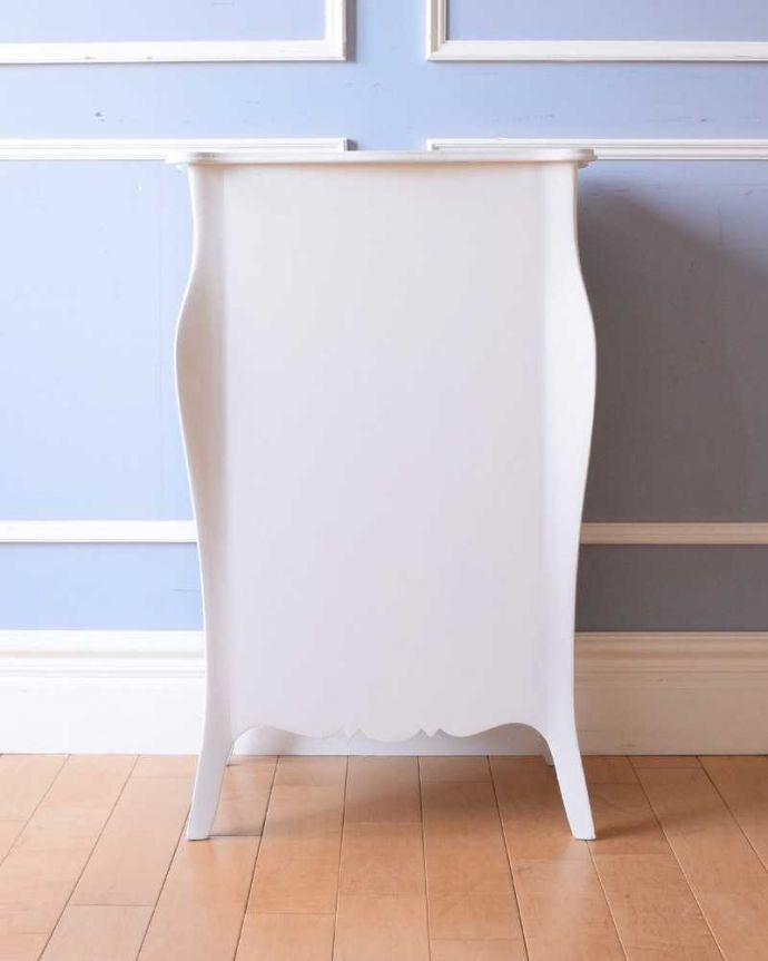 アンティークのチェスト アンティーク家具 フランス輸入の華やかなアンティーク家具、ドレッシーなスモールチェスト(4段)。後ろ姿もキレイなんですアンティークは新品ではないので、もちろん経年変化によるキズはありますが、専門の職人がキレイにお直しをしているので、後ろ姿もキレイなんです。(q-1642-f)