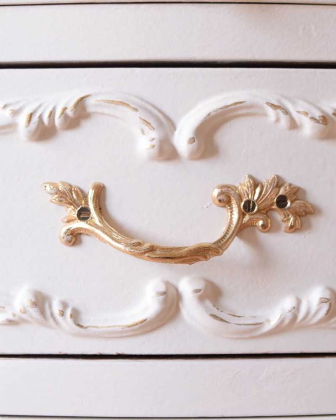 アンティークのチェスト アンティーク家具 フランス輸入の華やかなアンティーク家具、ドレッシーなスモールチェスト(4段)。開ける度にワクワクする取っ手優雅なデザインは、もちろん取っ手の部分も。(q-1642-f)