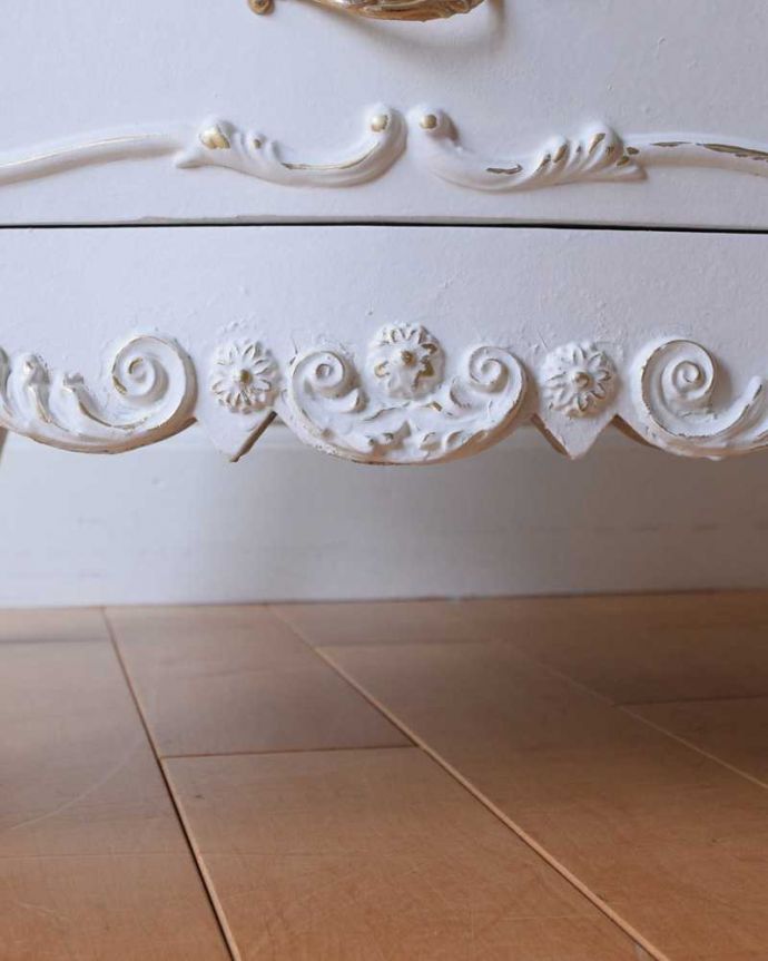 アンティークのチェスト アンティーク家具 フランス輸入の華やかなアンティーク家具、ドレッシーなスモールチェスト(4段)。やっぱりココがフランスらしい美しい彫にうっとり・・・ポイントポイントの装飾がキレイです。(q-1642-f)