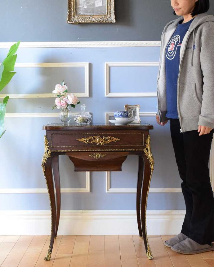 アンティークのドレッサー　アンティーク家具　きらびやかなデザインがめずらしい華やかなドレッシングボックス（ライティングドレッサー）。たっぷり入った細かい彫が美しいベッドやソファの横など、どこにでもちょこんと置けるコンパクトサイズの家具には、たっぷりの彫。(q-1643-f)