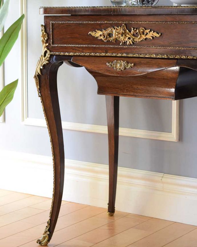 アンティークのドレッサー　アンティーク家具　きらびやかなデザインがめずらしい華やかなドレッシングボックス（ライティングドレッサー）。細かい彫の美しさにうっとり･･･いろんな彫のデザインが組み合わさった美しいデザイン。(q-1643-f)