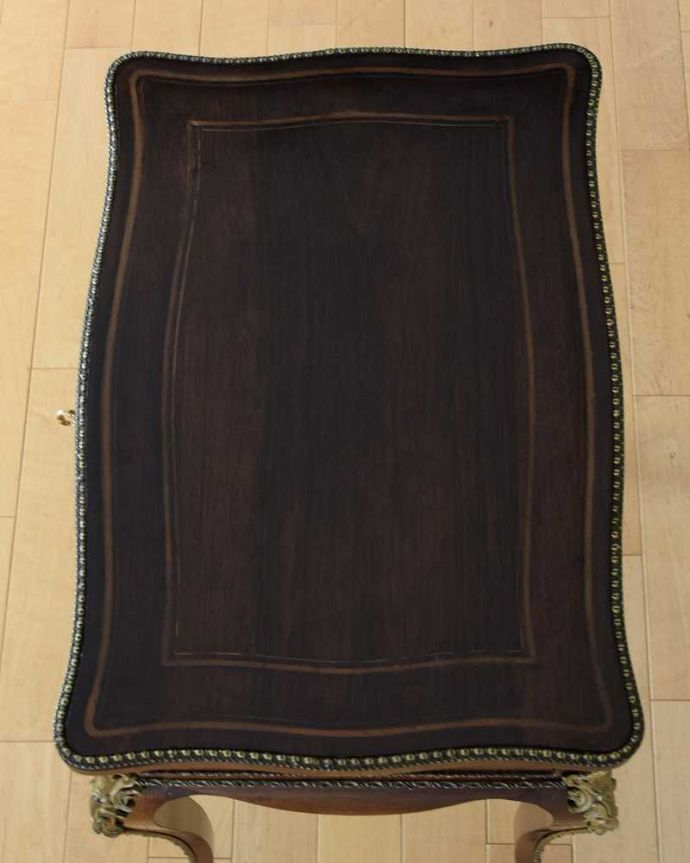 アンティークのドレッサー　アンティーク家具　きらびやかなデザインがめずらしい華やかなドレッシングボックス（ライティングドレッサー）。ピカピカに仕上げました修復の時、天板もキレイに仕上げました。(q-1643-f)