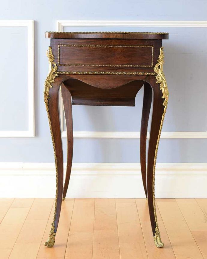 アンティークのドレッサー　アンティーク家具　きらびやかなデザインがめずらしい華やかなドレッシングボックス（ライティングドレッサー）。横から見てもキレイですもちろん、横顔だってキレイ！どこから見ても絵になります。(q-1643-f)