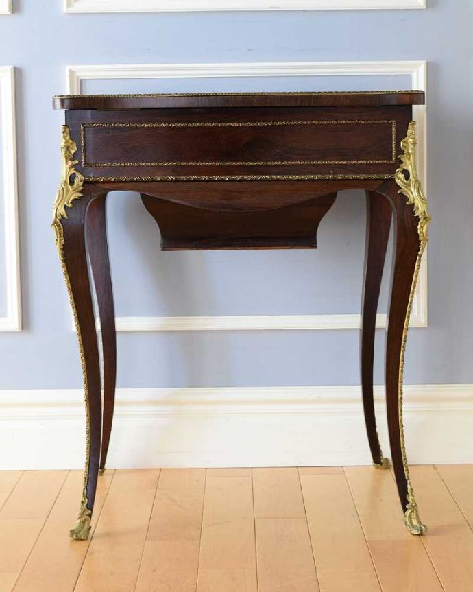 アンティークのドレッサー　アンティーク家具　きらびやかなデザインがめずらしい華やかなドレッシングボックス（ライティングドレッサー）。後ろ姿も見て下さい。(q-1643-f)