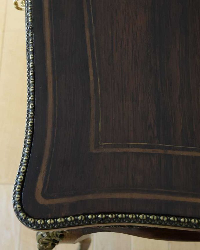 アンティークのドレッサー　アンティーク家具　きらびやかなデザインがめずらしい華やかなドレッシングボックス（ライティングドレッサー）。近くで見ると…近づいてみると、ピッカピカでキレイに仕上げた天板の塗装。(q-1643-f)