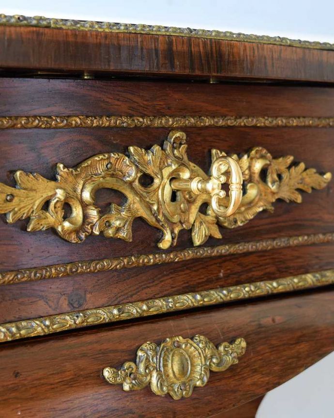 アンティークのドレッサー　アンティーク家具　きらびやかなデザインがめずらしい華やかなドレッシングボックス（ライティングドレッサー）。鍵を使って開けてみましょうアンティークの鍵が付いています。(q-1643-f)