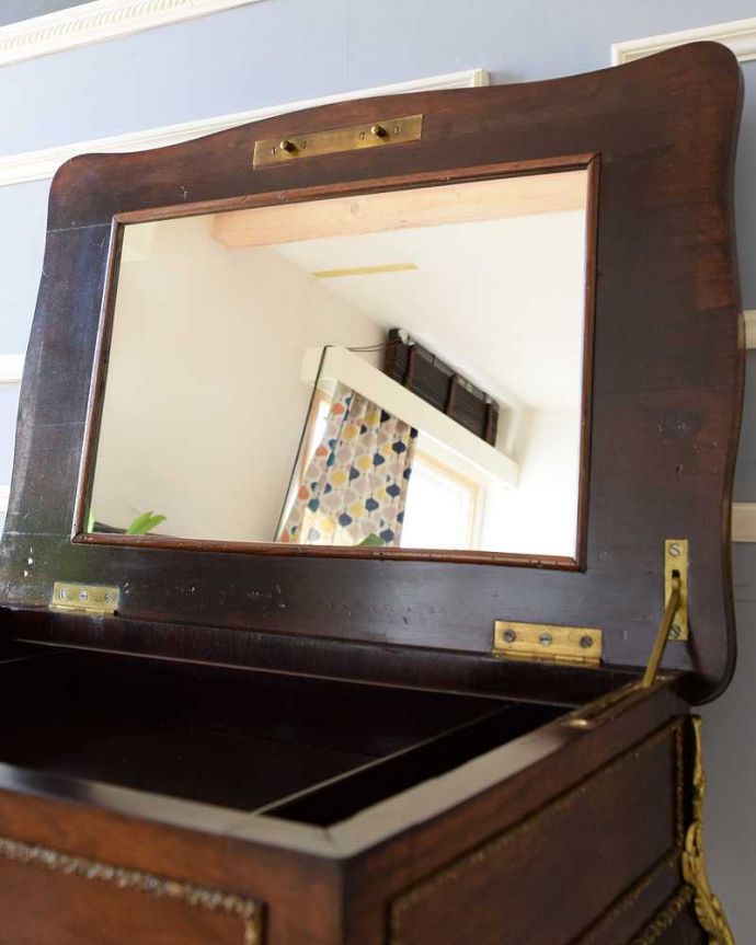 アンティークのドレッサー　アンティーク家具　きらびやかなデザインがめずらしい華やかなドレッシングボックス（ライティングドレッサー）。身だしなみを整えて･･･こちらは新しいミラーに交換しました。(q-1643-f)