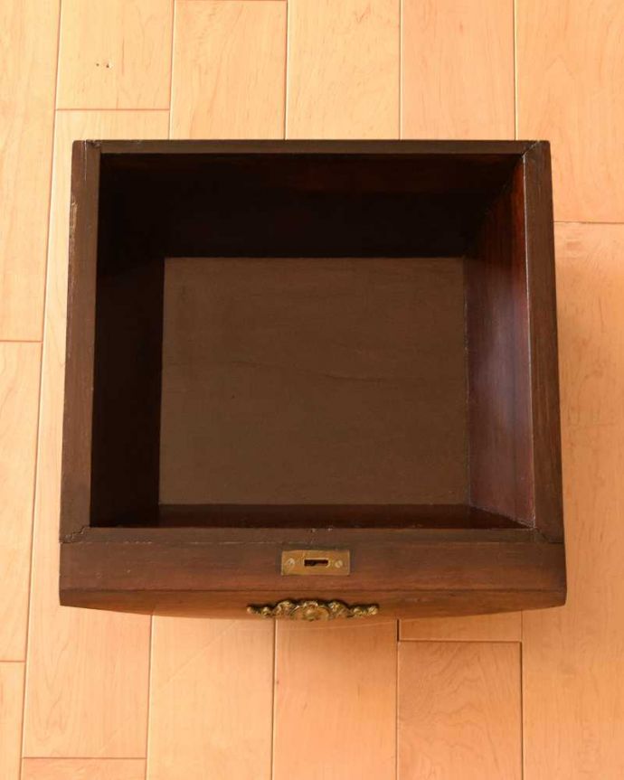 アンティークのドレッサー　アンティーク家具　きらびやかなデザインがめずらしい華やかなドレッシングボックス（ライティングドレッサー）。何でも収納できる引き出しもちろん、引き出しの中もキレイに修復しました。(q-1643-f)