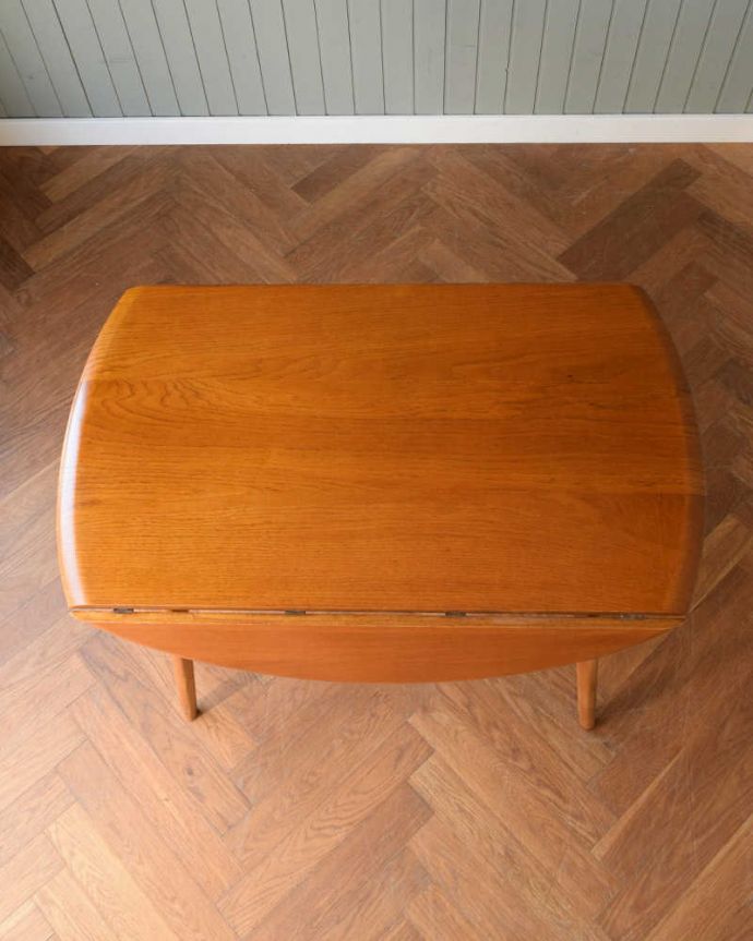 アーコールの家具　アンティーク家具　北欧テイストのアンティーク家具、伸張式のアーコールドロップリーフテーブル(ERCOL) 。畳むとこんなにスリムなサイズリーフを閉じた状態のテーブルを上から見るとこんな感じ。(q-1644-f)