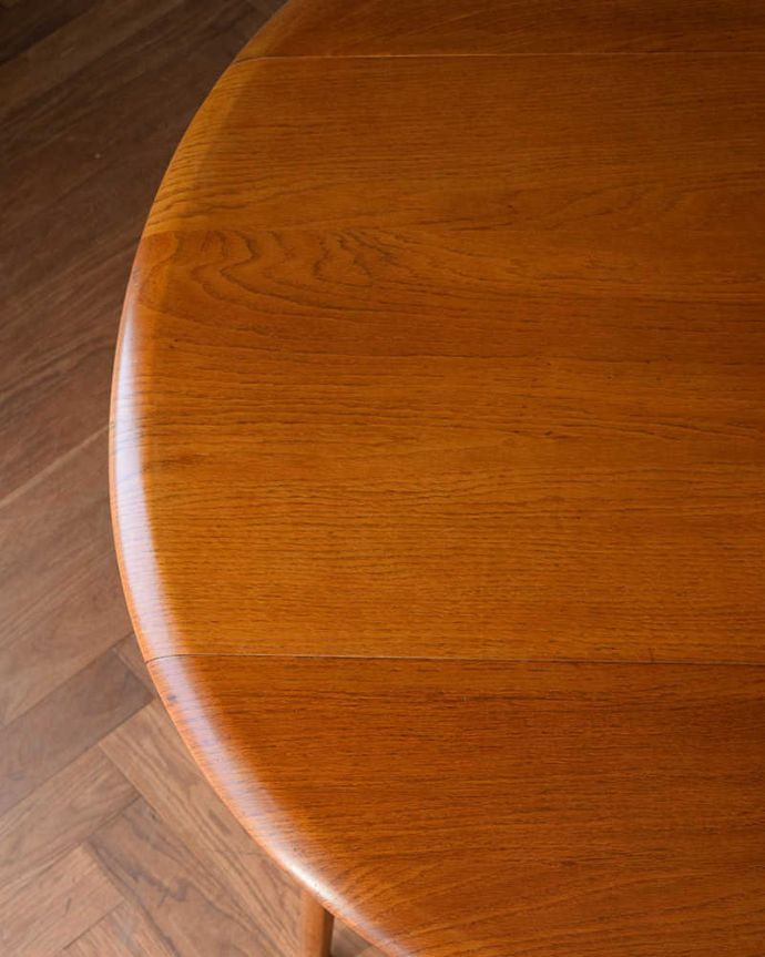 アーコールの家具　アンティーク家具　北欧テイストのアンティーク家具、伸張式のアーコールドロップリーフテーブル(ERCOL) 。近づいて見てみると･･･手間暇を掛けてアンティーク家具専門の職人が丁寧に修復した天板は、木目も美しいんです。(q-1644-f)