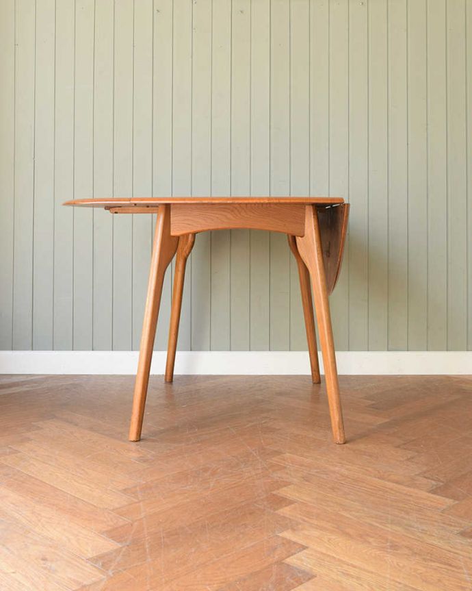 アーコールの家具　アンティーク家具　北欧テイストのアンティーク家具、伸張式のアーコールドロップリーフテーブル(ERCOL) 。片方だけ開いても･･･片方の羽を開くとこんな感じです。(q-1644-f)