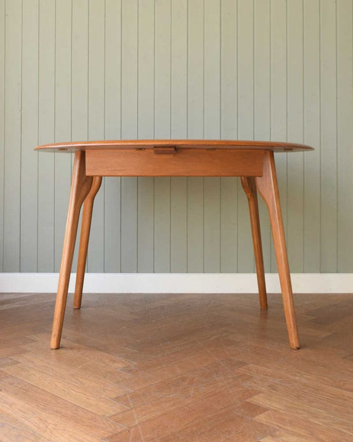 アーコールの家具　アンティーク家具　北欧テイストのアンティーク家具、伸張式のアーコールドロップリーフテーブル(ERCOL) 。クルッと回転。(q-1644-f)