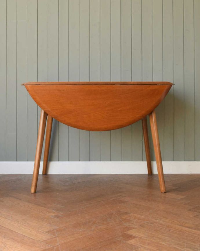 アーコールの家具　アンティーク家具　北欧テイストのアンティーク家具、伸張式のアーコールドロップリーフテーブル(ERCOL) 。壁にピタッ！閉じて壁に付ければなんだか違う家具に見えちゃうんです。(q-1644-f)