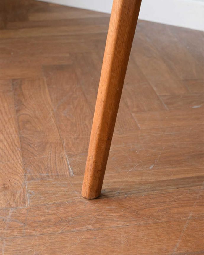 アーコールの家具　アンティーク家具　北欧テイストのアンティーク家具、伸張式のアーコールドロップリーフテーブル(ERCOL) 。持ち上げなくても移動できます！Handleのアンティークは、脚の裏にフェルトキーパーをお付けしていますので、持ち上げなくても床を滑らせれば女性でも簡単に移動させることが出来ます。(q-1644-f)