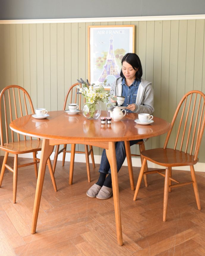 アーコールの家具　アンティーク家具　北欧テイストのアンティーク家具、伸張式のアーコールドロップリーフテーブル(ERCOL) 。スッキリとした北欧スタイルのバタフライテーブル。(q-1644-f)