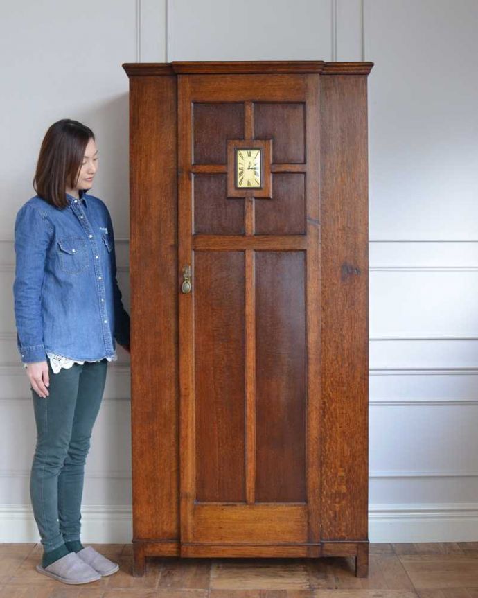 アンティークのキャビネット　アンティーク家具　英国から到着、時計が付いた珍しいアンティークホールローブ（ワードローブ） 。実は隠れた人気モノのアンティークアンティーク家具の中でリクエストが多いワードローブ。(q-1646-f)