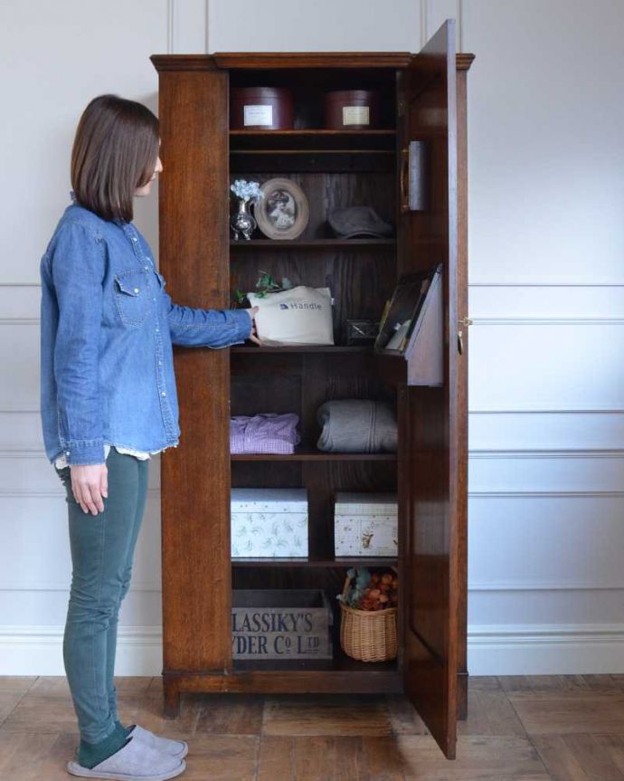 アンティークのキャビネット　アンティーク家具　英国から到着、時計が付いた珍しいアンティークホールローブ（ワードローブ） 。中を開けるとたっぷりの収納たくさん収納が出来るように、アンティーク風の棚板を作って取り付けました。(q-1646-f)