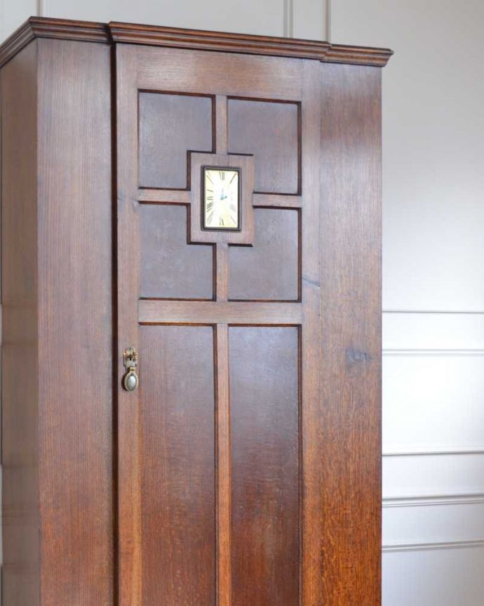 アンティークのキャビネット　アンティーク家具　英国から到着、時計が付いた珍しいアンティークホールローブ（ワードローブ） 。アンティークらしい装飾が魅力サイズの大きい家具だからこそ、やっぱり美しい装飾がアンティークの魅力。(q-1646-f)