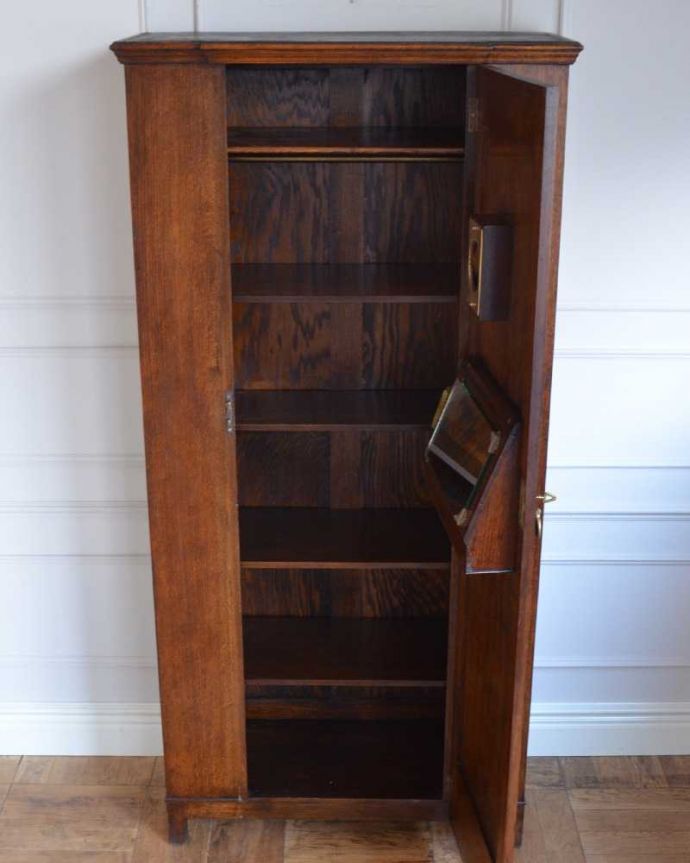 アンティークのキャビネット　アンティーク家具　英国から到着、時計が付いた珍しいアンティークホールローブ（ワードローブ） 。扉を開けて中を見ると･･･こんな感じで、たっぷり収納できます。(q-1646-f)