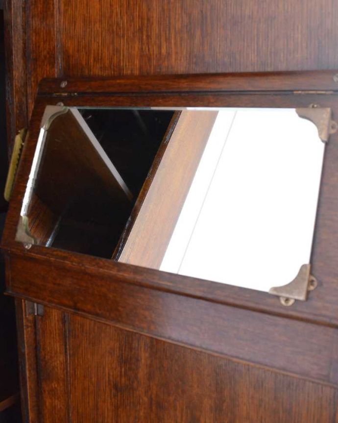 アンティークのキャビネット　アンティーク家具　英国から到着、時計が付いた珍しいアンティークホールローブ（ワードローブ） 。身だしなみを整えて･･･ミラーも付いています。(q-1646-f)