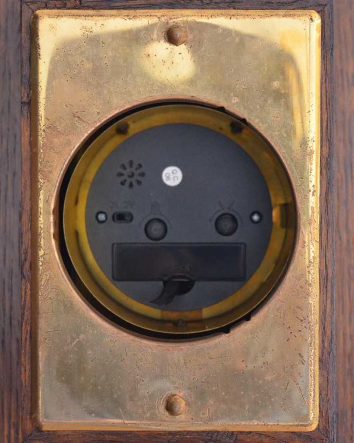 アンティークのキャビネット　アンティーク家具　英国から到着、時計が付いた珍しいアンティークホールローブ（ワードローブ） 。裏から見ると･･･クオーツは新しく交換しました。(q-1646-f)