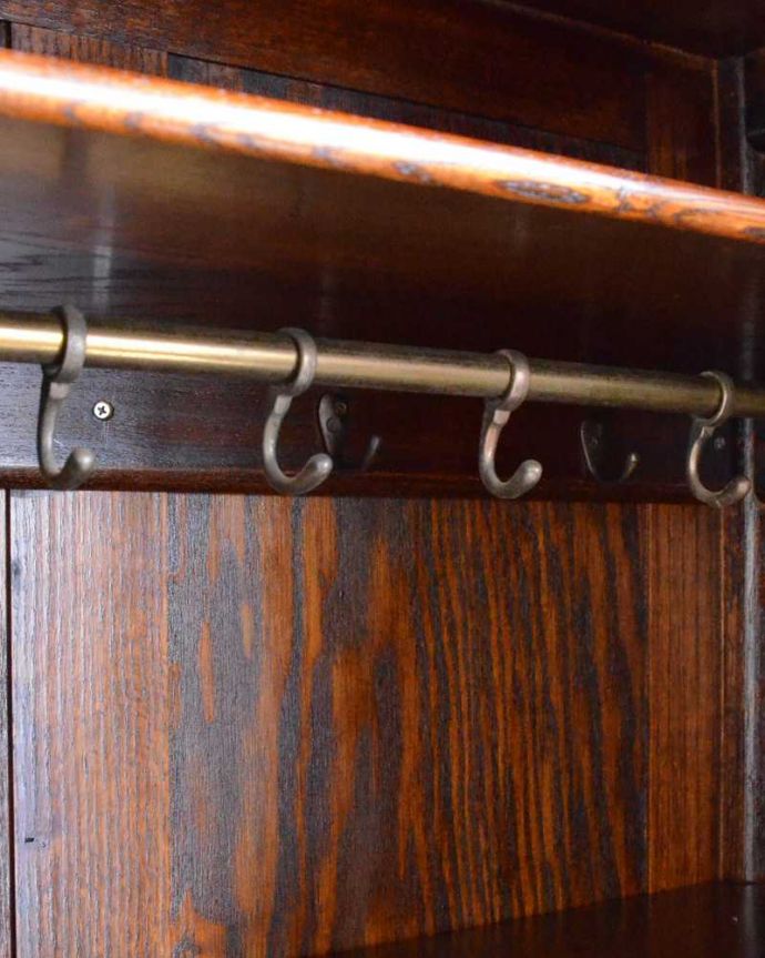 アンティークのキャビネット　アンティーク家具　英国から到着、時計が付いた珍しいアンティークホールローブ（ワードローブ） 。お洋服を掛ける場所ポールが付いているので、ここにハンガーを掛けてください。(q-1646-f)