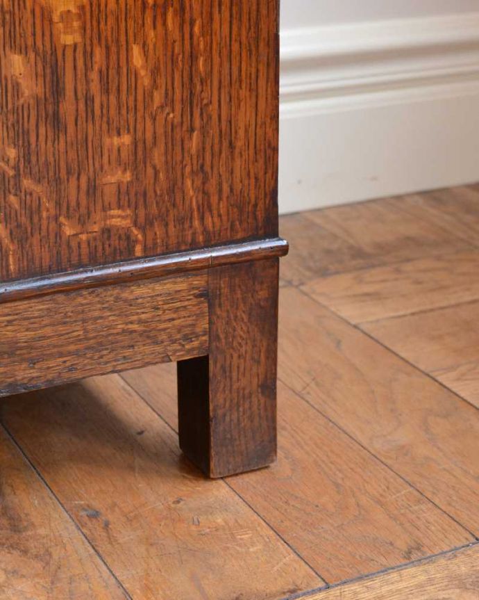 アンティークのキャビネット　アンティーク家具　英国から到着、時計が付いた珍しいアンティークホールローブ（ワードローブ） 。女性でも運べちゃう理由は･･･Handleのアンティークは、脚の裏にフェルトキーパーをお付けしていますので、重い家具でも床を滑らせて移動出来ます。(q-1646-f)