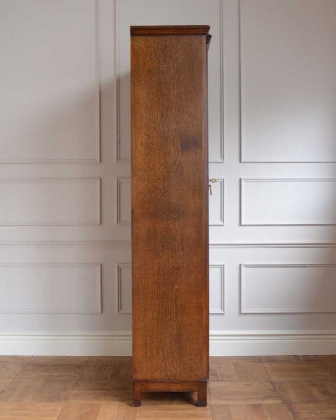 アンティークのキャビネット　アンティーク家具　英国から到着、時計が付いた珍しいアンティークホールローブ（ワードローブ） 。横から見た姿もステキ正面だけじゃなく横から見るとこんな感じです。(q-1646-f)