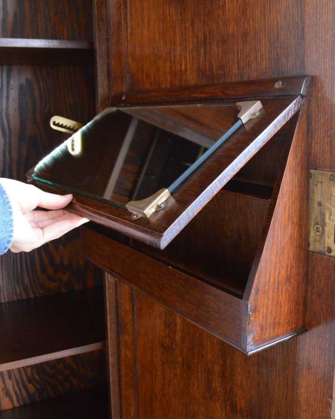 アンティークのキャビネット　アンティーク家具　英国から到着、時計が付いた珍しいアンティークホールローブ（ワードローブ） 。ミラー付きの収納ボックスベルトやスカーフなどの小物の収納にピッタリです。(q-1646-f)