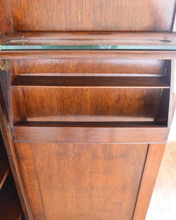 アンティークのキャビネット　アンティーク家具　英国から到着、時計が付いた珍しいアンティークホールローブ（ワードローブ） 。棚板がちゃんと付いています専門の職人がしっかり修復したので、安心して実用的に使って下さい。(q-1646-f)