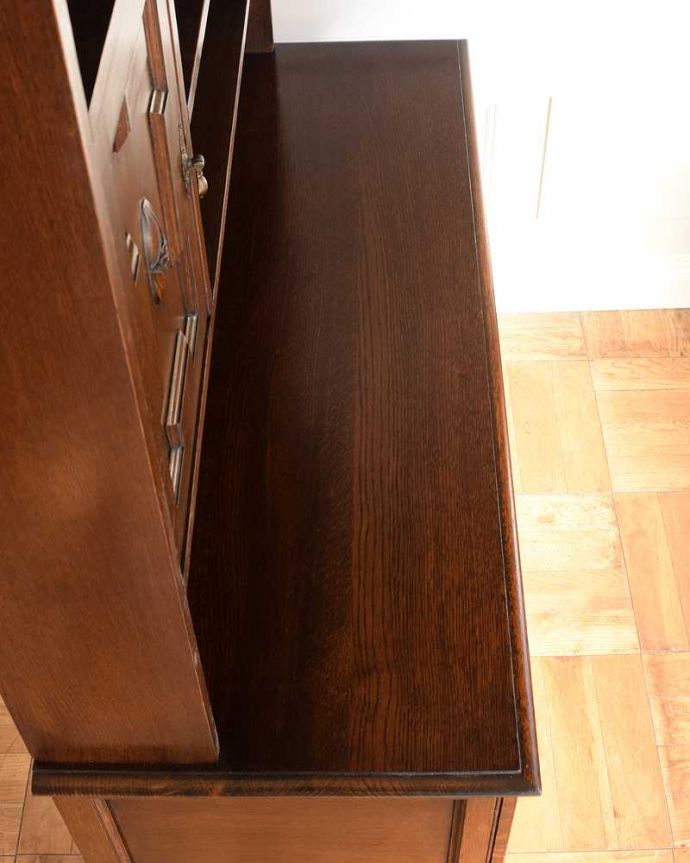 アンティークのキャビネット　アンティーク家具　見せるお洒落な収納家具、イギリスのアンティークウェルッシュドレッサー。天板部分もキレイに仕上げました。(q-1647-f)