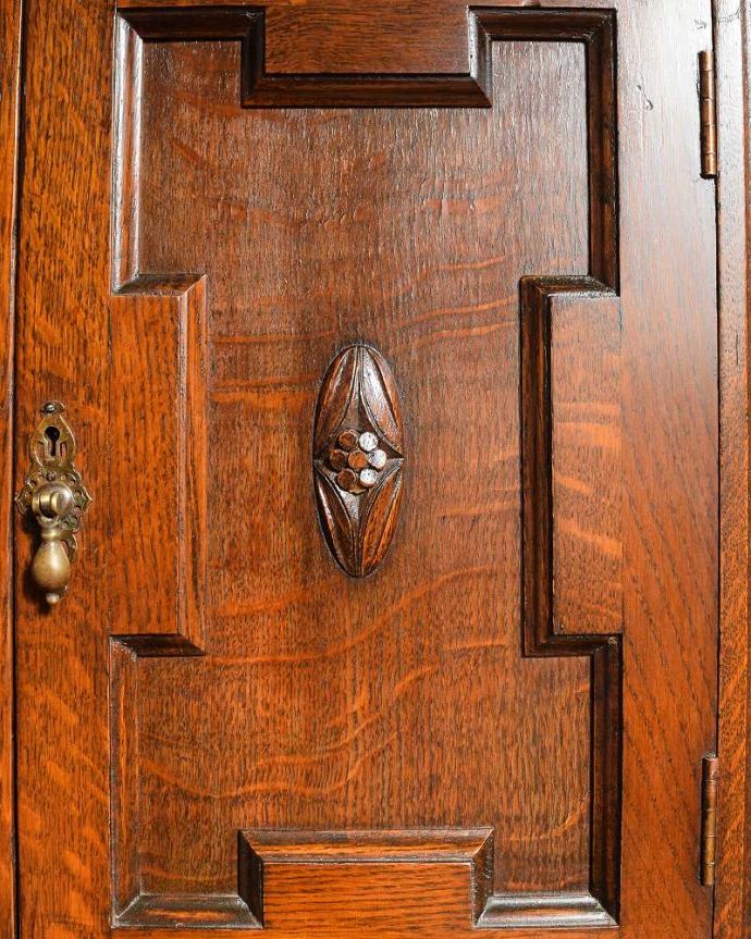 アンティークのキャビネット　アンティーク家具　見せるお洒落な収納家具、イギリスのアンティークウェルッシュドレッサー。惚れ惚れしちゃう美しさこんなに堅い無垢材に一体どうやって彫ったんだろう？と不思議になるくらい細かい彫にうっとりです。(q-1647-f)