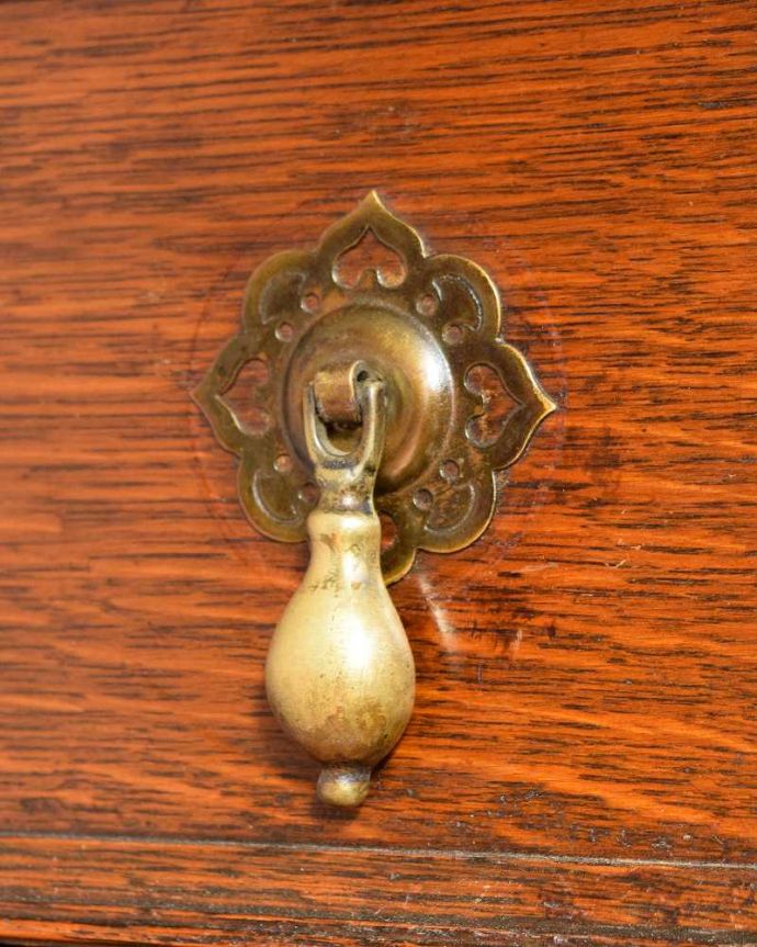 アンティークのキャビネット　アンティーク家具　見せるお洒落な収納家具、イギリスのアンティークウェルッシュドレッサー。扉を開ける度にワクワク美しいデザインの取っ手。(q-1647-f)