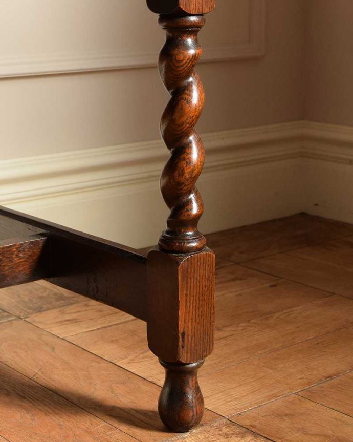 アンティークのキャビネット　アンティーク家具　見せるお洒落な収納家具、イギリスのアンティークウェルッシュドレッサー。女性１人でもラクに運べちゃうヒミツHandleのアンティークは、脚の裏にフェルトキーパーをお付けしているので、床を滑らせれば女性でも移動がカンタンに出来ます！ご安心下さい。(q-1647-f)