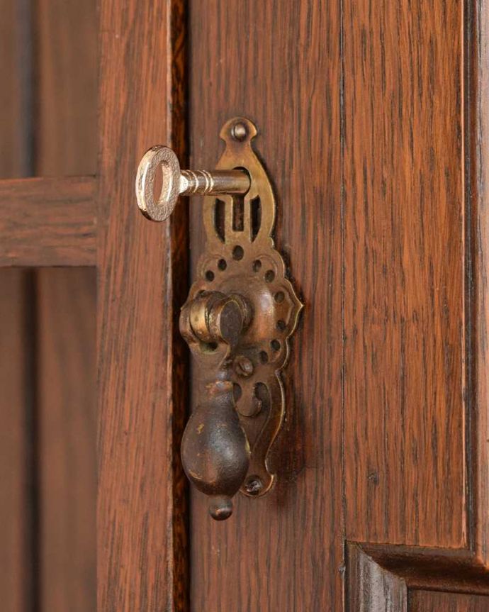 アンティークのキャビネット　アンティーク家具　見せるお洒落な収納家具、イギリスのアンティークウェルッシュドレッサー。開ける度にワクワク取っ手もアンティークらしいデザイン。(q-1647-f)