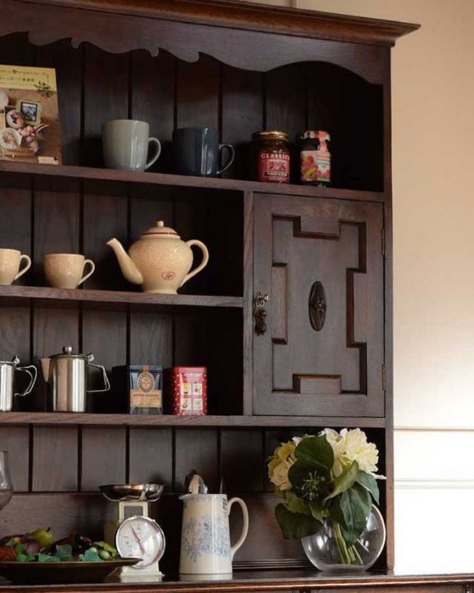 アンティークのキャビネット　アンティーク家具　見せるお洒落な収納家具、イギリスのアンティークウェルッシュドレッサー。置いたもの全部が素敵に見えちゃうオープン棚を支える支柱の装飾がとても美しいので、この棚に置いたものが全部オシャレに見えるんです。(q-1647-f)