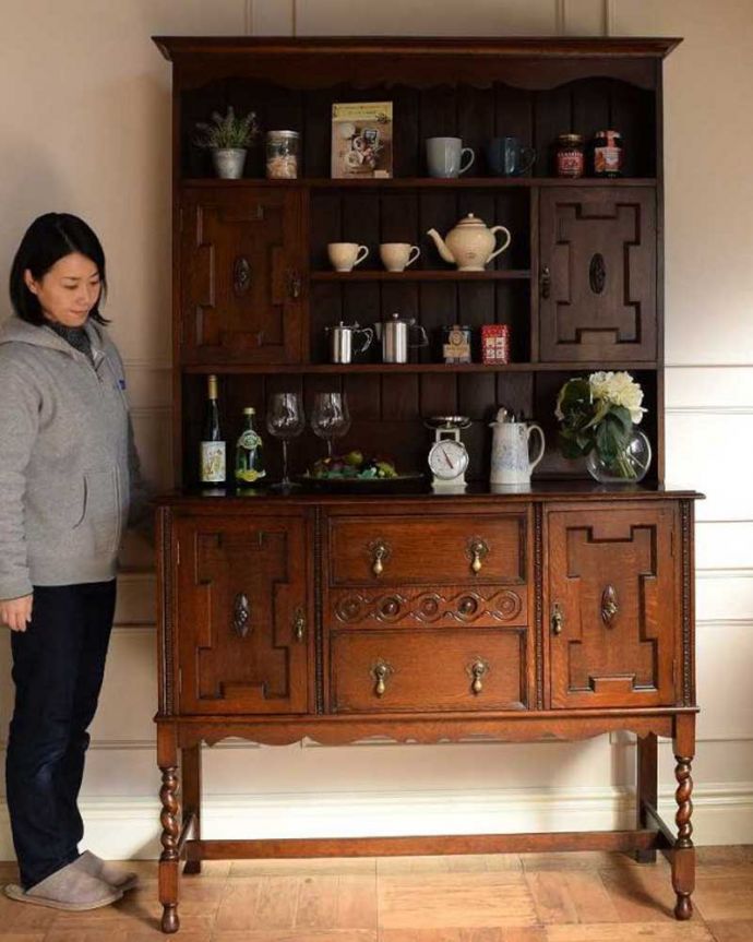 アンティークのキャビネット　アンティーク家具　見せるお洒落な収納家具、イギリスのアンティークウェルッシュドレッサー。アンティークらしい「見せる」収納家具ウェルシュドレッサーとは、もともとキッチンで使われていたお料理を飾り付け（ドレッシング）するための家具。(q-1647-f)