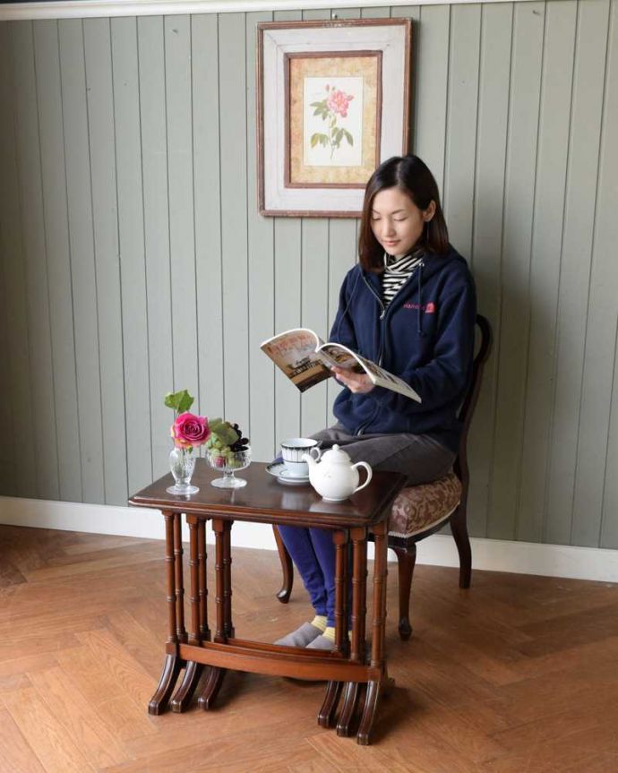 アンティークのテーブル アンティーク家具 イギリスで見つけた美しい天板の優雅なアンティークネストテーブル(3点セット)。親子一緒の姿が可愛いネストテーブルネストとは巣のこと。(q-1648-f)