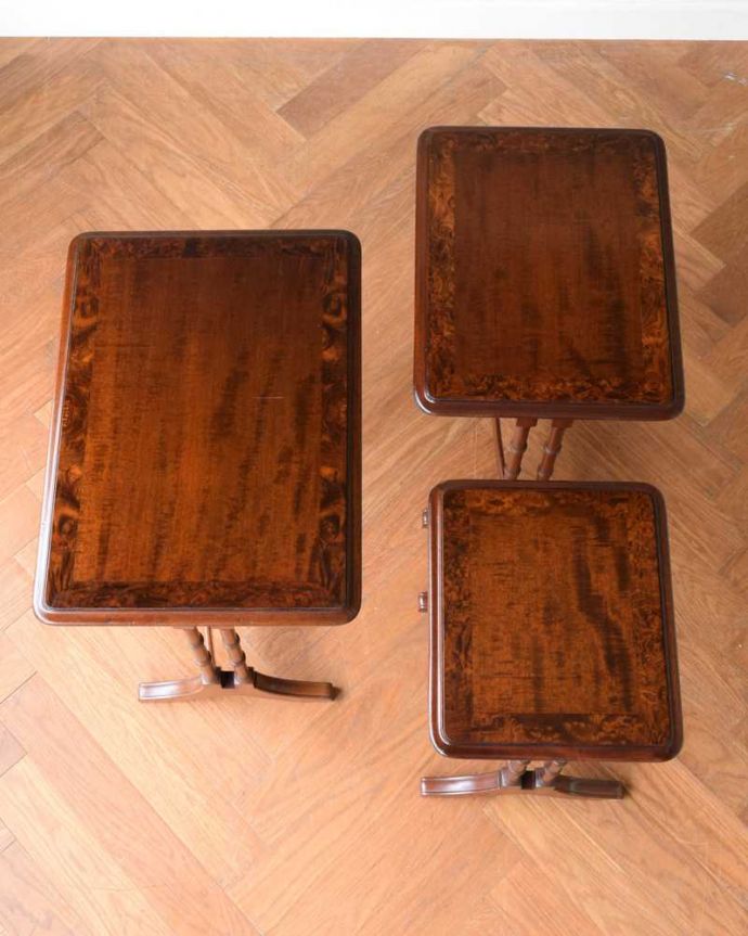 アンティークのテーブル アンティーク家具 イギリスで見つけた美しい天板の優雅なアンティークネストテーブル(3点セット)。3つを並べて上から見てみましょう大中小3つを並べてみると、こんな感じです。(q-1648-f)