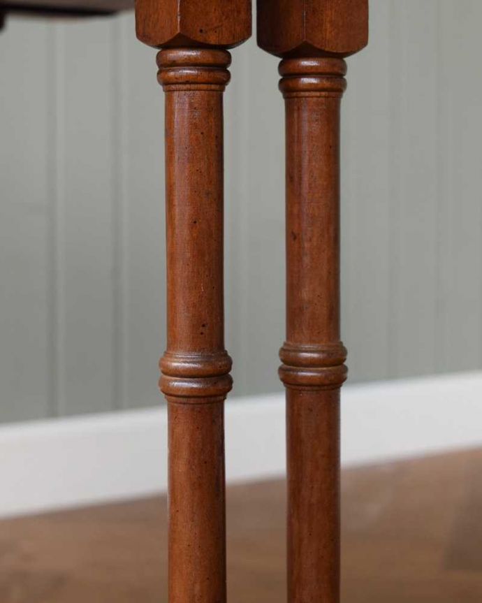 アンティークのテーブル アンティーク家具 イギリスで見つけた美しい天板の優雅なアンティークネストテーブル(3点セット)。うっとりする美しさアンティークだから手に入る美しい彫。(q-1648-f)