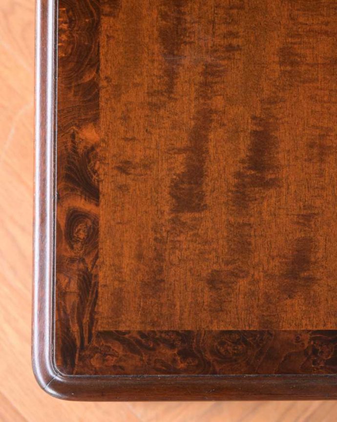 アンティークのテーブル アンティーク家具 イギリスで見つけた美しい天板の優雅なアンティークネストテーブル(3点セット)。天板も修復したのでキレイです修復の時、古い塗装を剥離して再塗装してあるので天板もピカピカです。(q-1648-f)