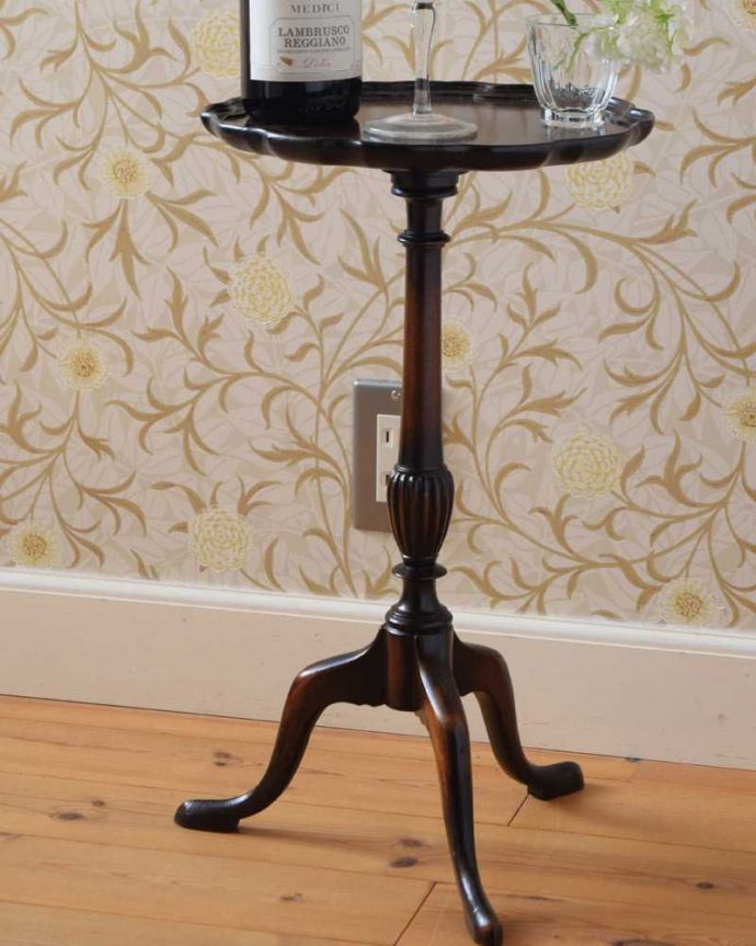 アンティークのテーブル　アンティーク家具　上から見た時のデザインがお花みたいで華やか、英国のアンティークワインテーブル。小さくてもアンティークの気品タップリ。(q-1649-f)