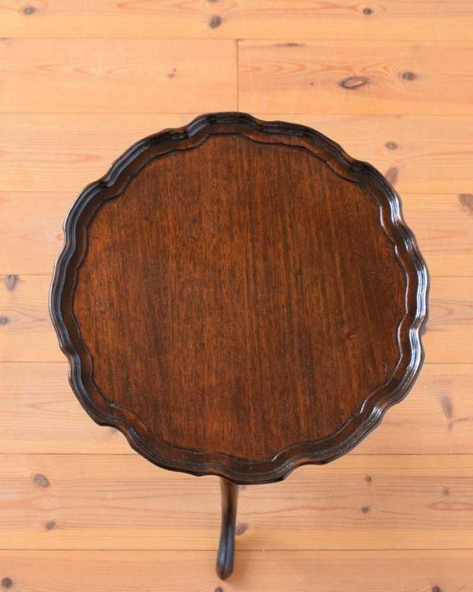 アンティークのテーブル　アンティーク家具　上から見た時のデザインがお花みたいで華やか、英国のアンティークワインテーブル。天板を上から見ると･･･天板はこんな感じで、ちょっとしたものを乗せて使うのに便利なサイズです。(q-1649-f)