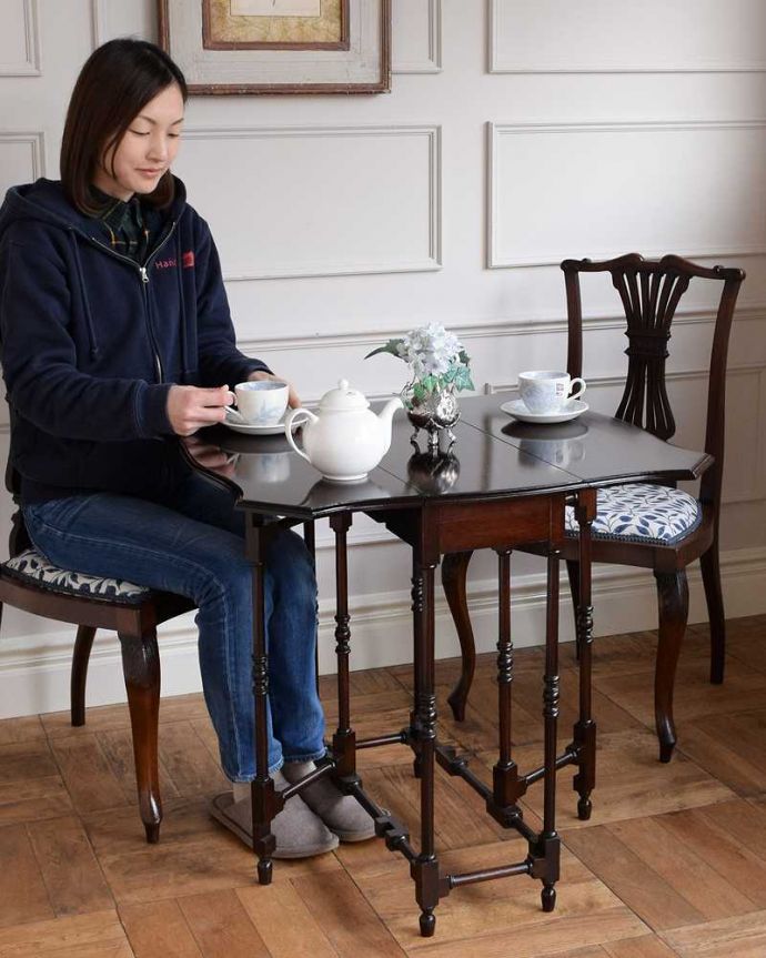 アンティークのテーブル アンティーク家具 華奢な脚と天板も美しい、優雅なアンティークゲートレッグテーブル。使い方に合わせて3通りで使えるアンティークの定番アンティーク家具の定番テーブルと言えばゲートレッグテーブル。(q-1650-f)