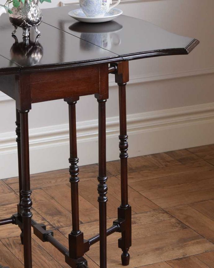 アンティークのテーブル アンティーク家具 華奢な脚と天板も美しい、優雅なアンティークゲートレッグテーブル。自慢はやっぱりゲート(門)のような脚まるでゲート(門)が開くような脚の形から名前が付けられたゲートレッグテーブル。(q-1650-f)