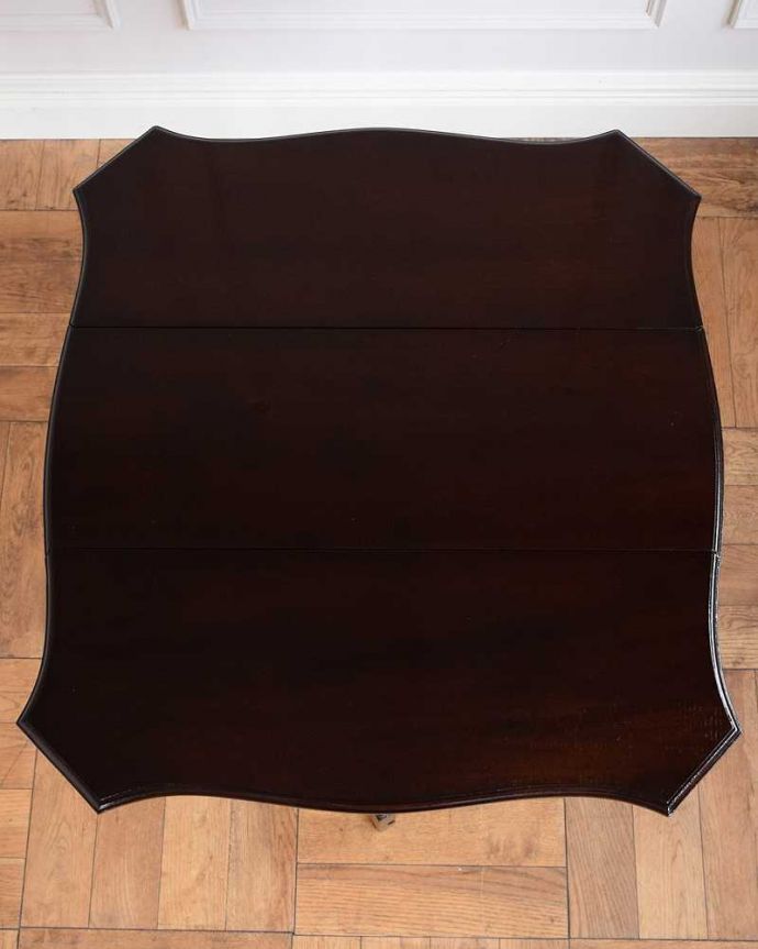 アンティークのテーブル アンティーク家具 華奢な脚と天板も美しい、優雅なアンティークゲートレッグテーブル。天板の修復には自信があります。(q-1650-f)