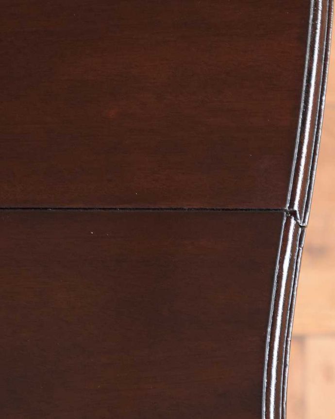 アンティークのテーブル アンティーク家具 華奢な脚と天板も美しい、優雅なアンティークゲートレッグテーブル。近づいて見てみると・・・時間と手間暇を掛けて職人が丁寧にお直しした天板は、木目も美しいんです。(q-1650-f)