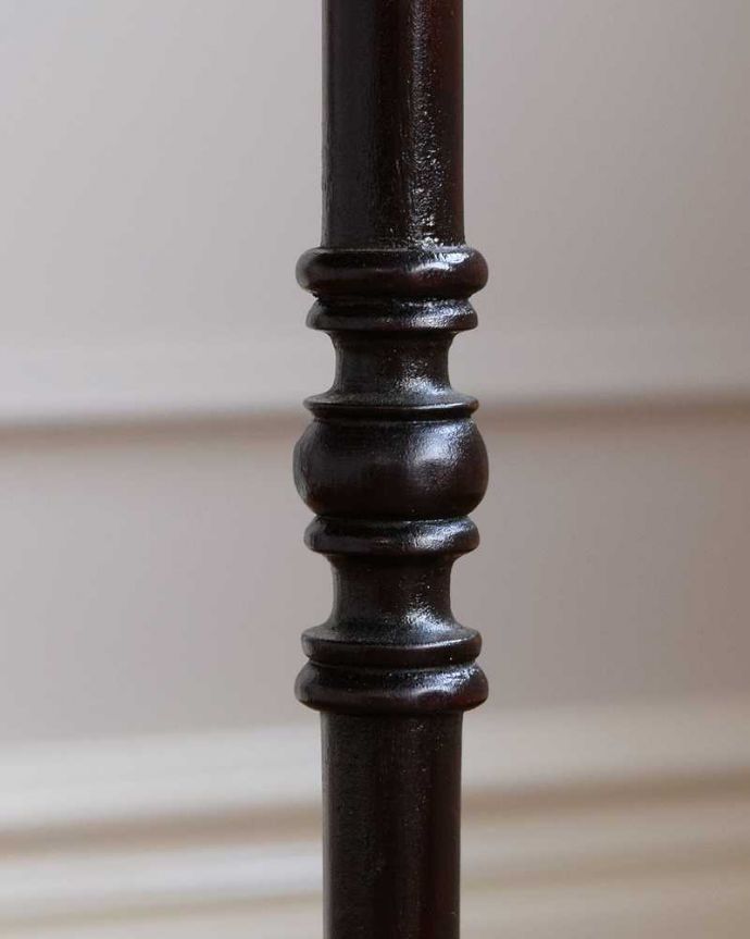 アンティークのテーブル アンティーク家具 華奢な脚と天板も美しい、優雅なアンティークゲートレッグテーブル。うっとりする美しさアンティークだから手に入る美しい彫。(q-1650-f)