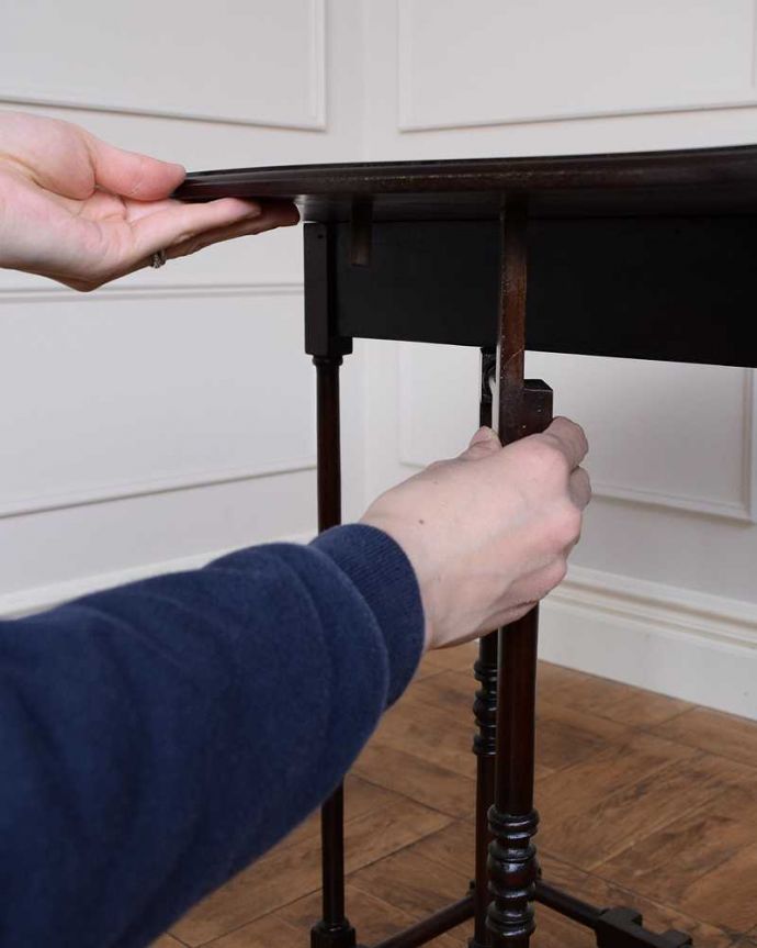 アンティークのテーブル アンティーク家具 華奢な脚と天板も美しい、優雅なアンティークゲートレッグテーブル。脚を引き出すだけであっという間ゲートのような形をした脚のテーブル。(q-1650-f)