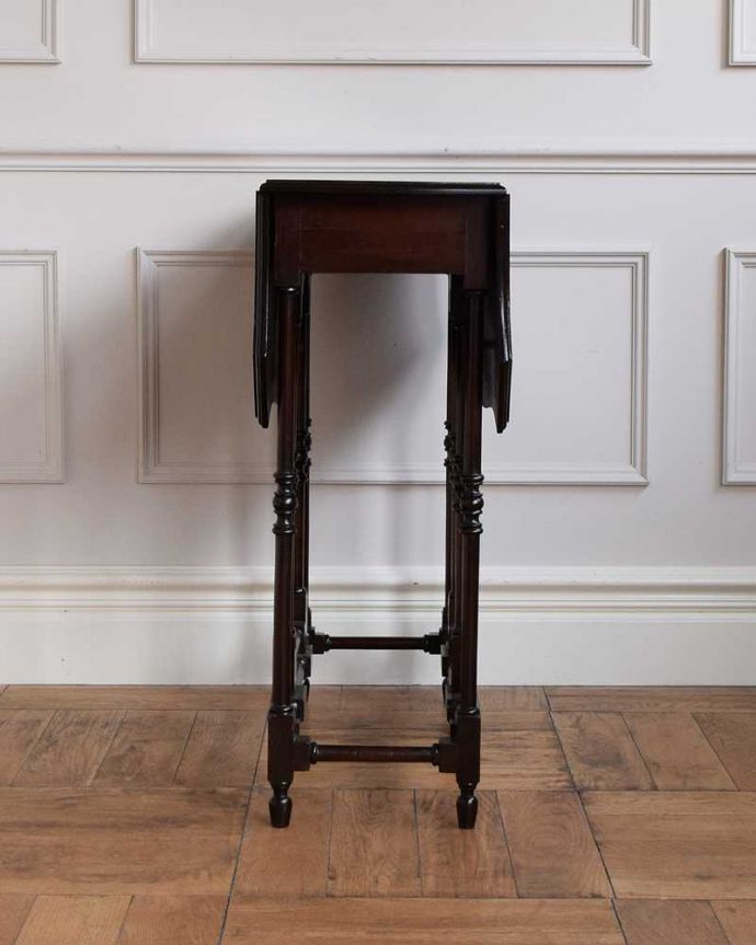 アンティークのテーブル アンティーク家具 華奢な脚と天板も美しい、優雅なアンティークゲートレッグテーブル。意外にコンパクト昔、使わないとき壁にピタッと付けて収納出来るように作られたテーブル。(q-1650-f)